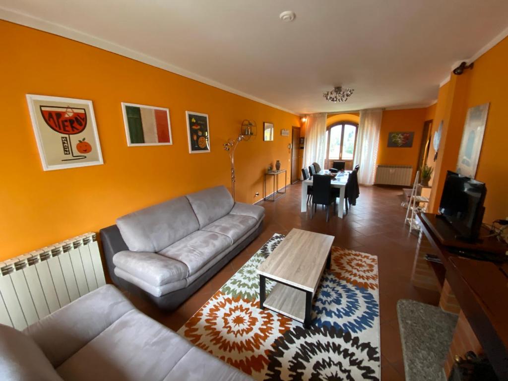 sala de estar con sofá y mesa en Casa Elvy Al Lago, en Cannobio