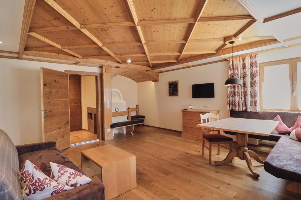 TV a/nebo společenská místnost v ubytování Hotel Traube