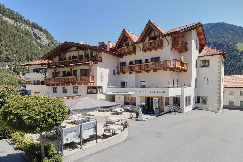 Nespecifikovaný výhled na hory nebo výhled na hory při pohledu z hotelu