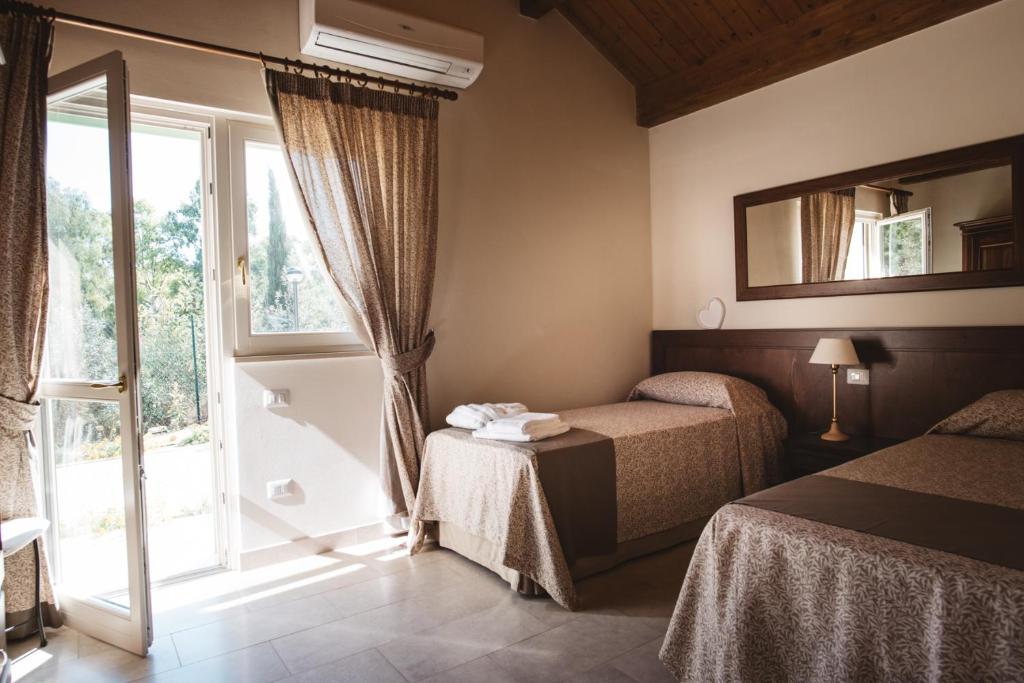 Postel nebo postele na pokoji v ubytování IL FILARO del Castello di San Basilio