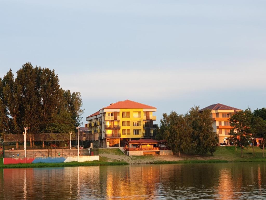 Výhled na řeku, která protéká v blízkosti apartmánu