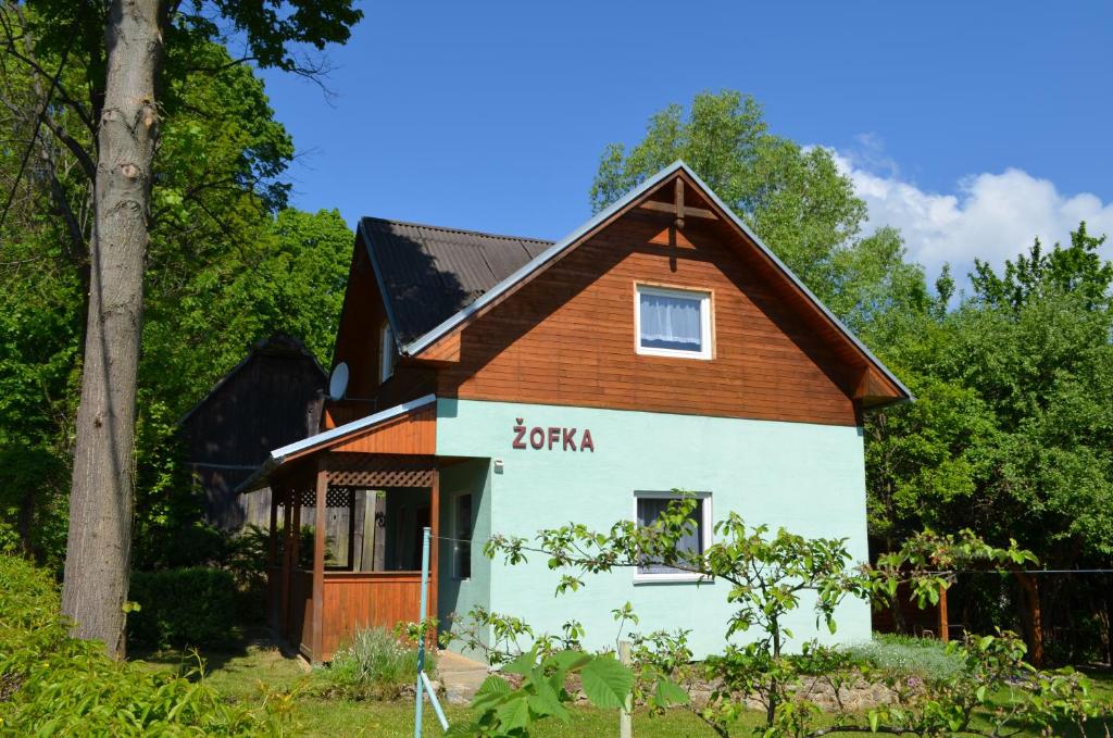 ein kleines Haus mit Holzdach in der Unterkunft Chata Zofka in Ižipovce