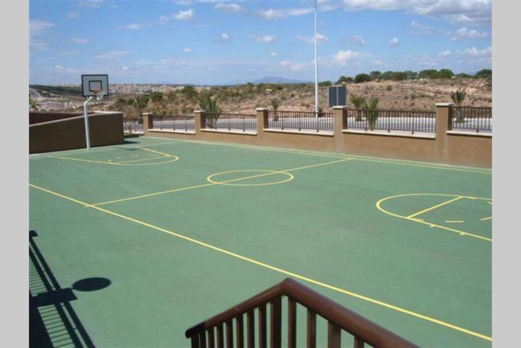 Tenis a/nebo squash v ubytování Piso de lujo en urbanización en Arenales del Sol nebo okolí
