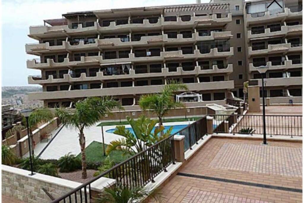 Bazén v ubytování Piso de lujo en urbanización en Arenales del Sol nebo v jeho okolí