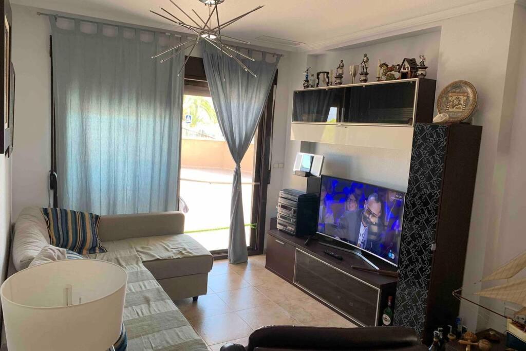 TV a/nebo společenská místnost v ubytování Piso de lujo en urbanización en Arenales del Sol
