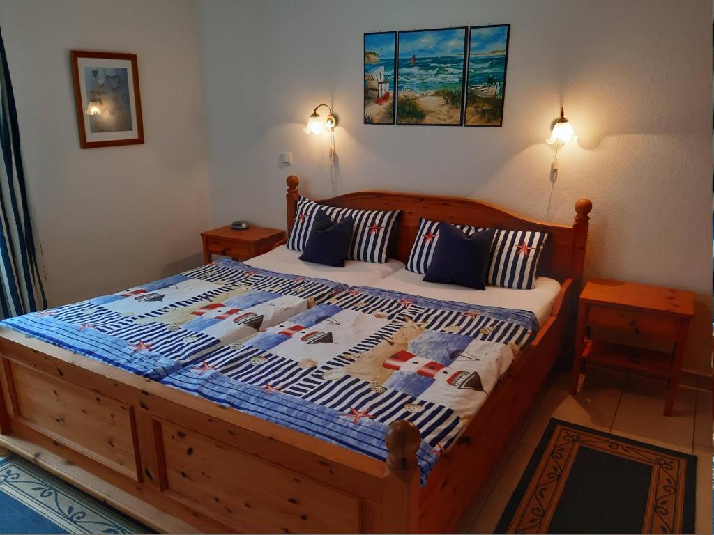 1 dormitorio con 1 cama grande de madera en una habitación en FeWo ostseele - ToSi, en Timmendorfer Strand