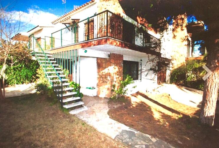 ein Haus mit einer Treppe davor in der Unterkunft Casa Diana: Vista al mar y 3min a la playa y 30min a PortAventura in Torredembarra