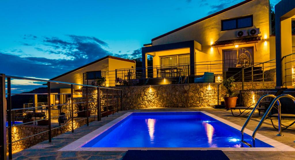 Bazén v ubytování Santakira Villas nebo v jeho okolí