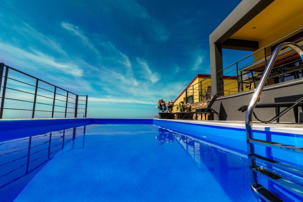 Bazén v ubytování Santakira Villas nebo v jeho okolí