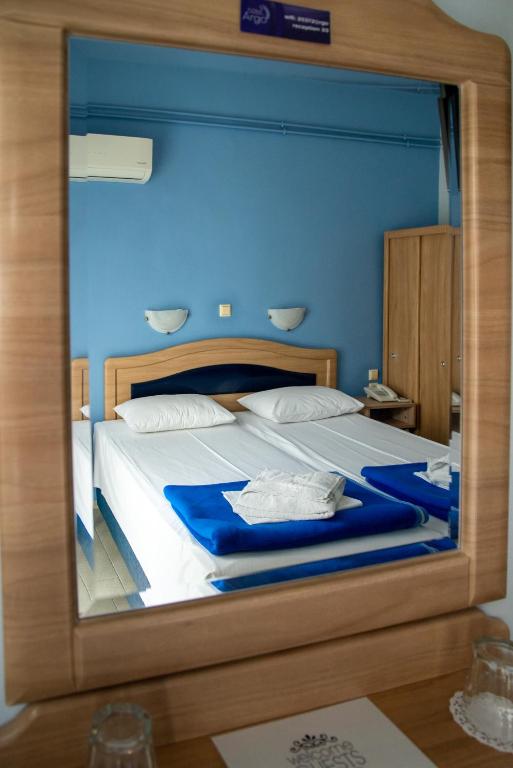 Łóżko lub łóżka w pokoju w obiekcie Hôtel Argo