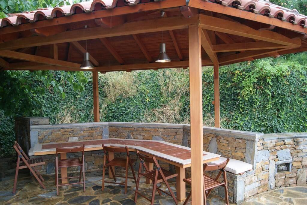 Patio nebo venkovní prostory v ubytování Spacious Paradise with stone-build patio