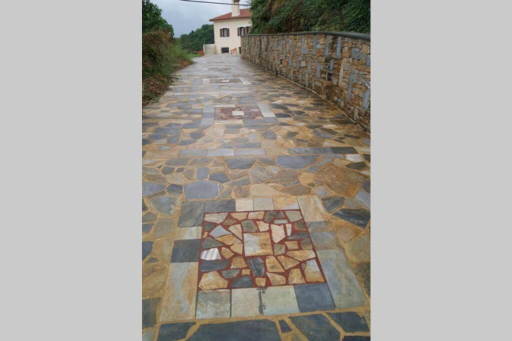 Fotografie z fotogalerie ubytování Spacious Paradise with stone-build patio v destinaci Chorevtón