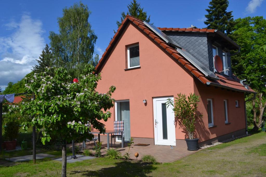 una casa con una naranja en Aniger en Wustrow