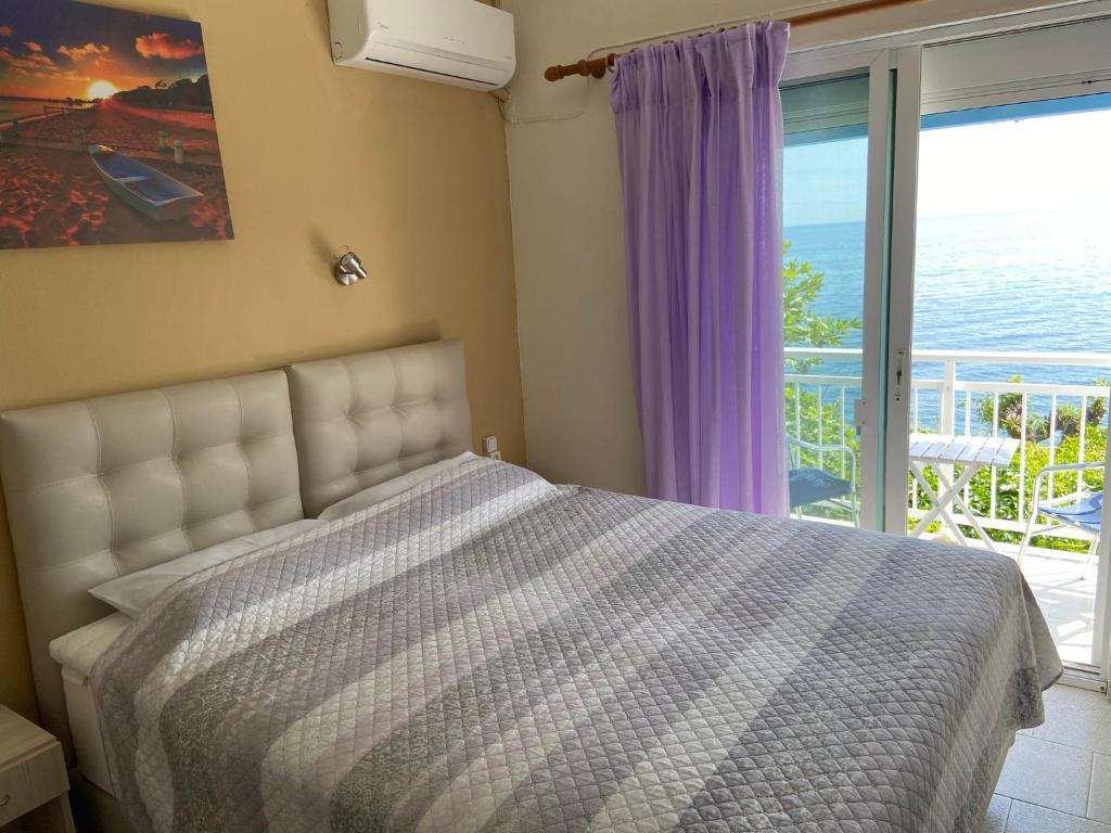 Postel nebo postele na pokoji v ubytování Samothraki Akrogiali Rooms