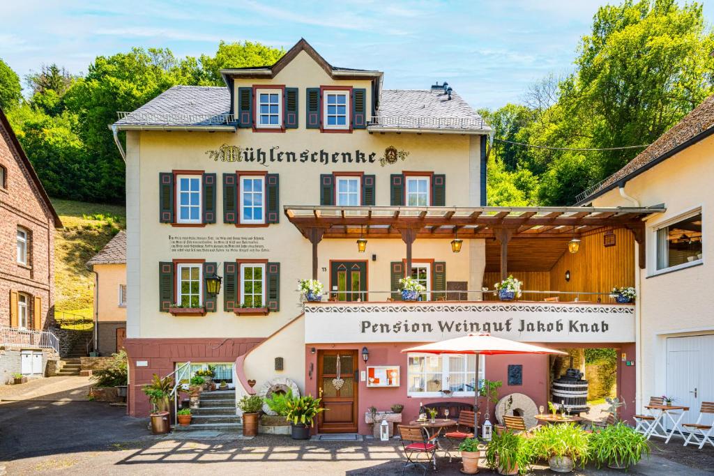 un edificio en el centro de una ciudad en Gästehaus Knab's Mühlenschenke, en Sankt Goar