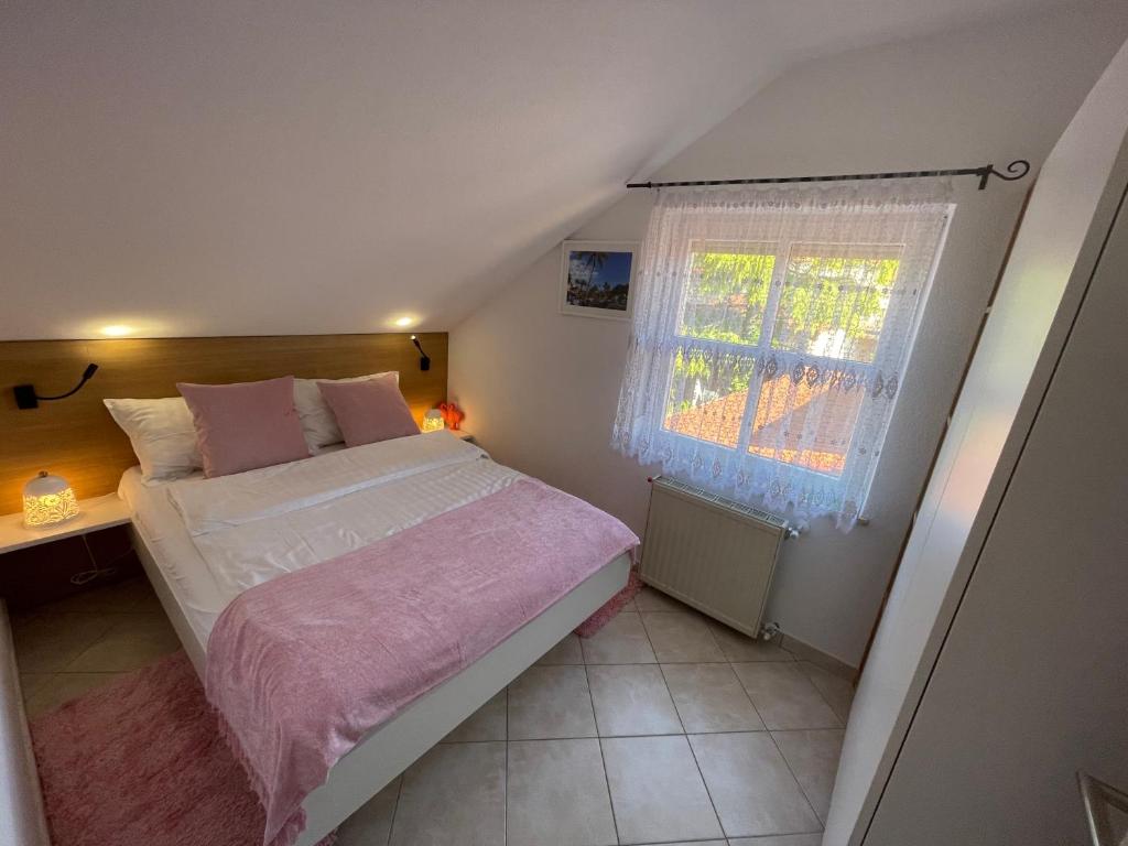 Łóżko lub łóżka w pokoju w obiekcie Holiday Home "Mala kuća " with heated pool