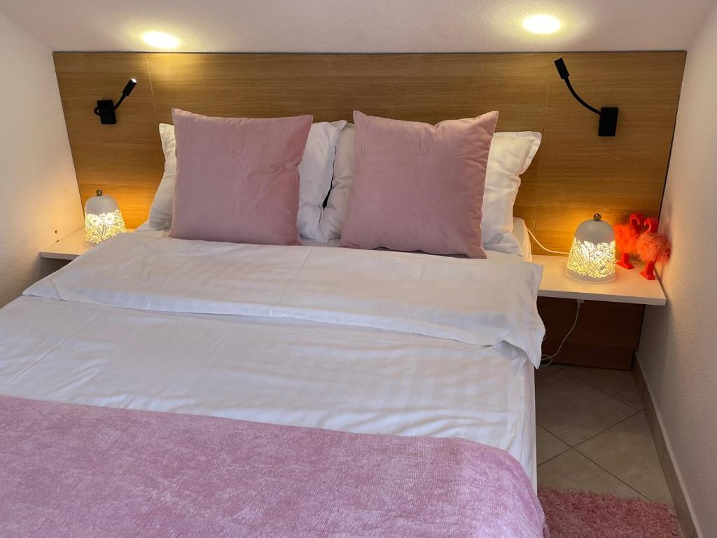 Łóżko lub łóżka w pokoju w obiekcie Holiday Home "Mala kuća " with heated pool