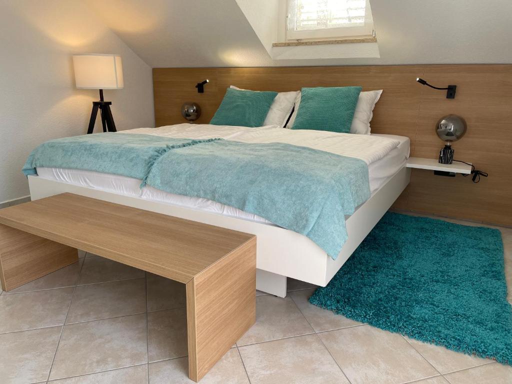 sypialnia z dużym łóżkiem z drewnianym zagłówkiem w obiekcie Holiday Home "Mala kuća " with heated pool w Puli