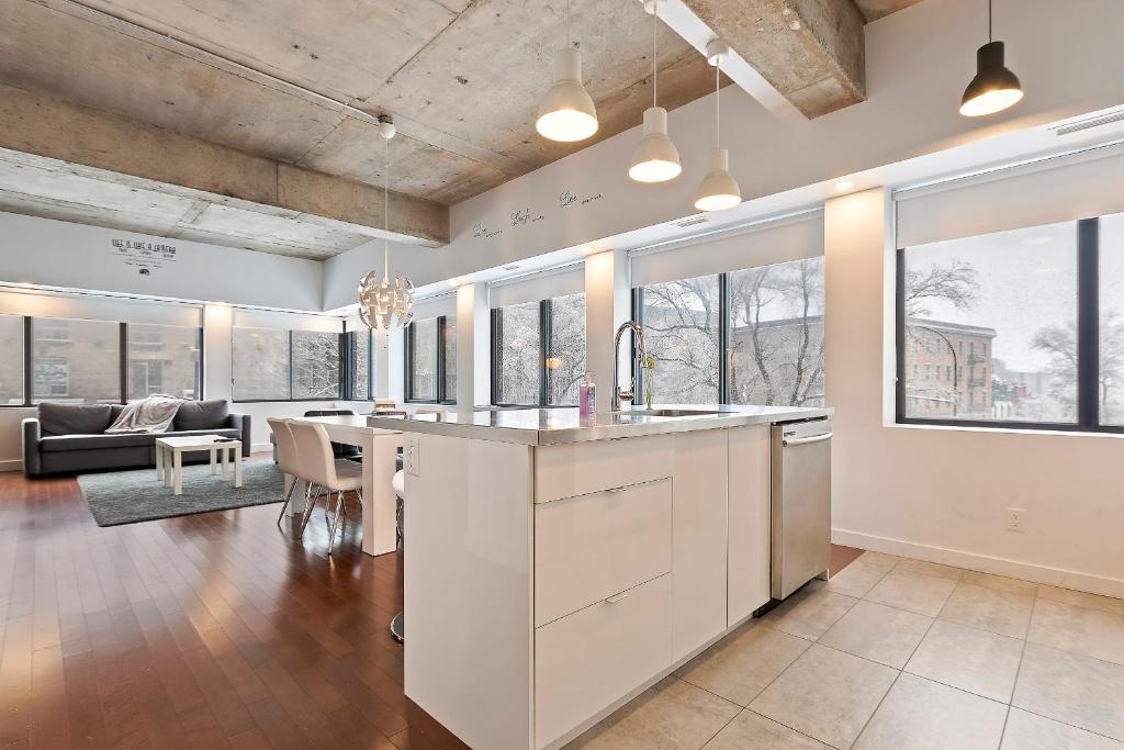 eine offene Küche und ein Wohnzimmer mit einem Esszimmer in der Unterkunft mtlFlats - Condotel Le Luxe in Montreal