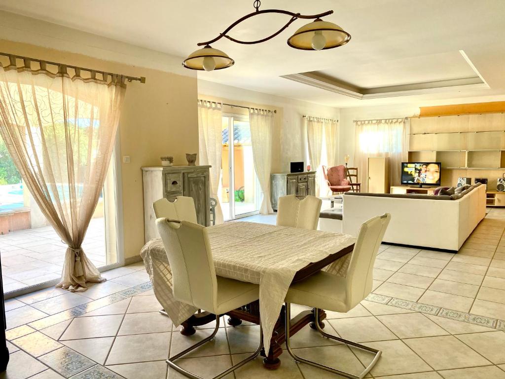 Kuchyň nebo kuchyňský kout v ubytování Villa et maisonnette provençales