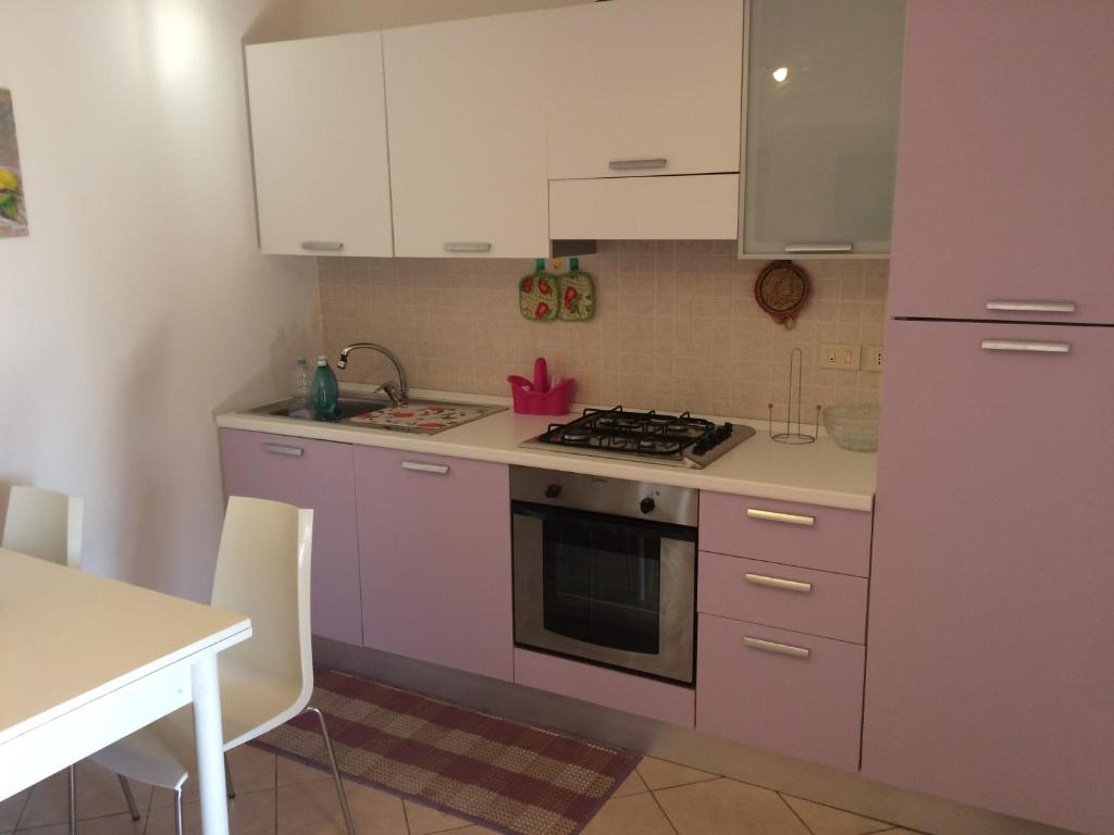 Kuchyňa alebo kuchynka v ubytovaní Casa vacanze la tuia