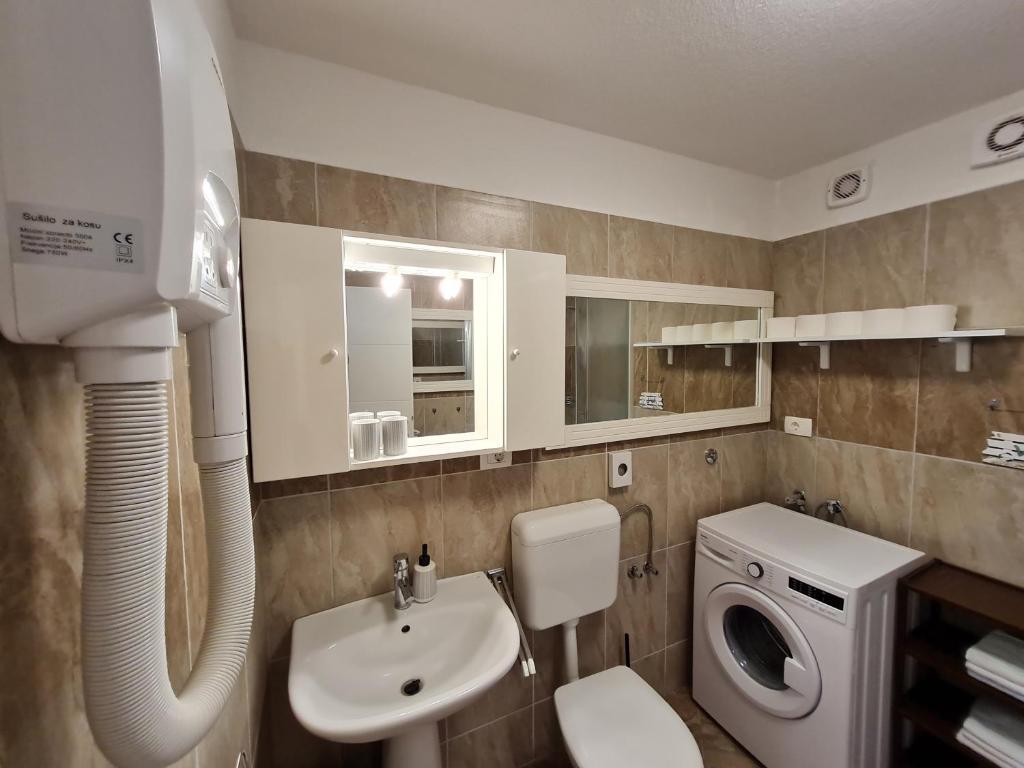 łazienka z umywalką i pralką w obiekcie Holiday Home "Mala kuća " with heated pool w Puli