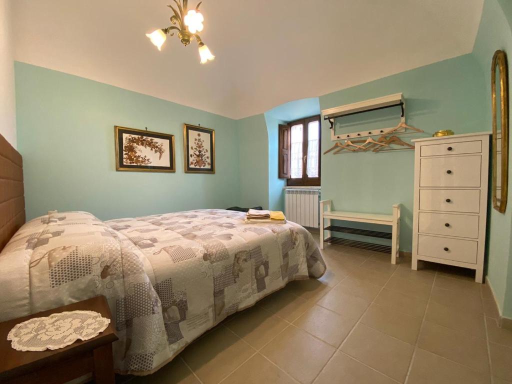 een slaapkamer met een bed en een dressoir bij Dimora di nonno Livio in Santo Stefano di Sessanio