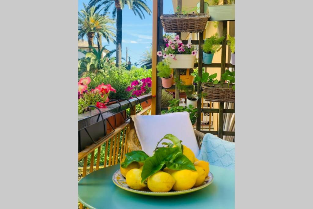 un plato de limones en una mesa en un balcón en Mediterranean Spa Suite, en Monterosso al Mare
