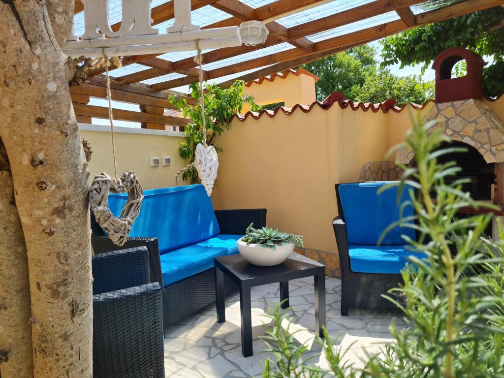 Część wypoczynkowa w obiekcie Holiday Home "Mala kuća " with heated pool