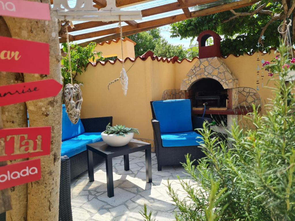 Zdjęcie z galerii obiektu Holiday Home "Mala kuća " with heated pool w Puli