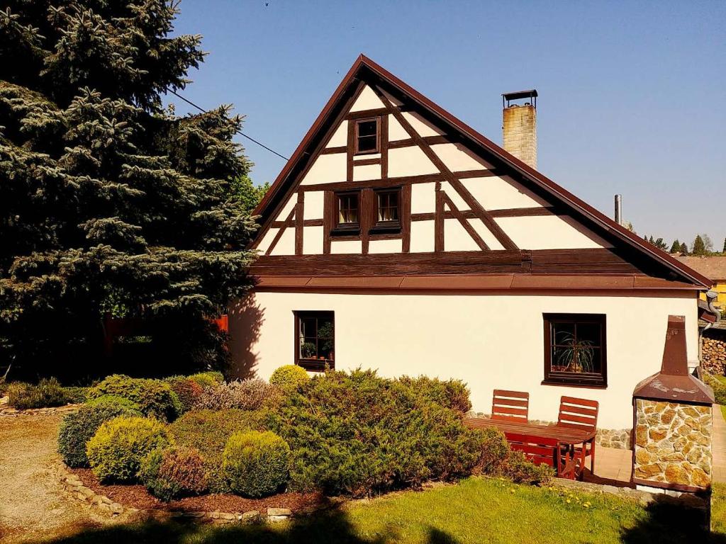 una casa con un banco delante de ella en West Bohemian Home, Krajkova 208, en Krajková