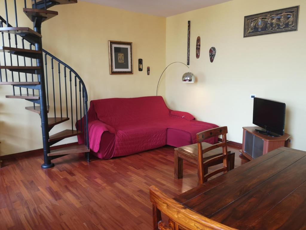 A seating area at Porta a Mare, free parking