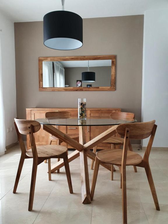 comedor con mesa de cristal y sillas en Apartament Vall de Ribes, en Ribes de Freser