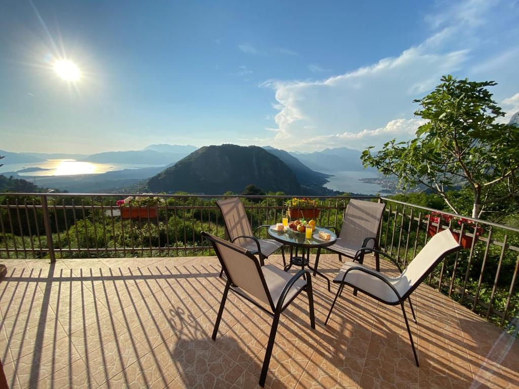 eine Terrasse mit Stühlen und einem Tisch mit Aussicht in der Unterkunft Apartment Lorena in Kotor