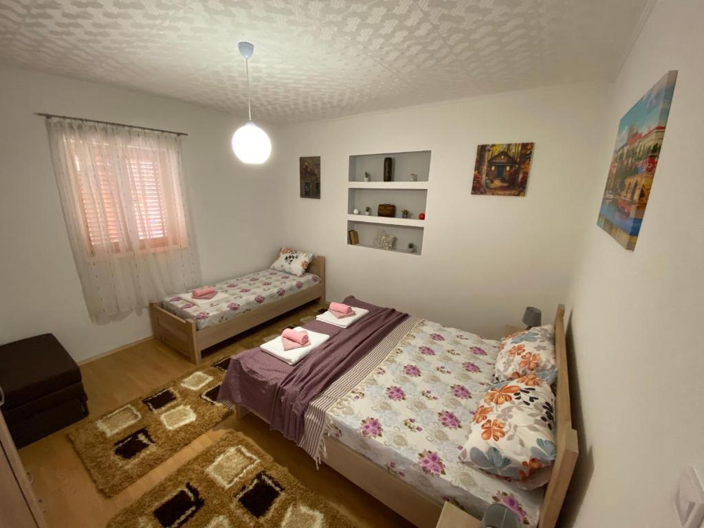 Een bed of bedden in een kamer bij Apartment Lorena