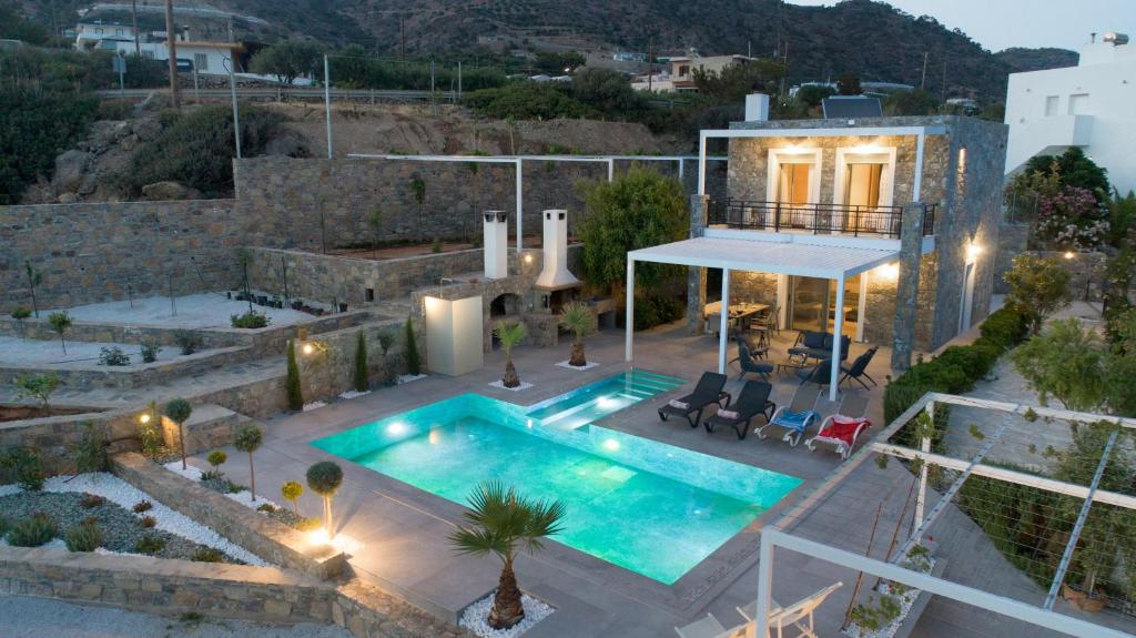 uma vista aérea de uma casa com piscina em Achlia Beach Villa em Achlia