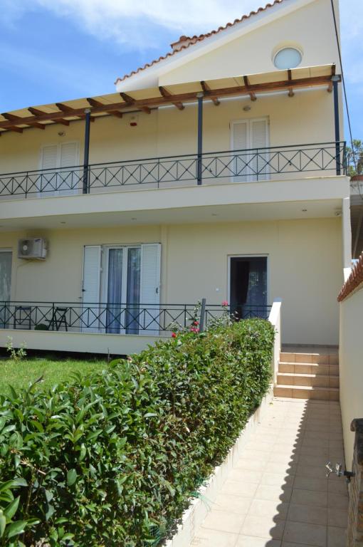 una grande casa bianca con balcone di Serenity House Aigio Dimitropoulos a Aigio
