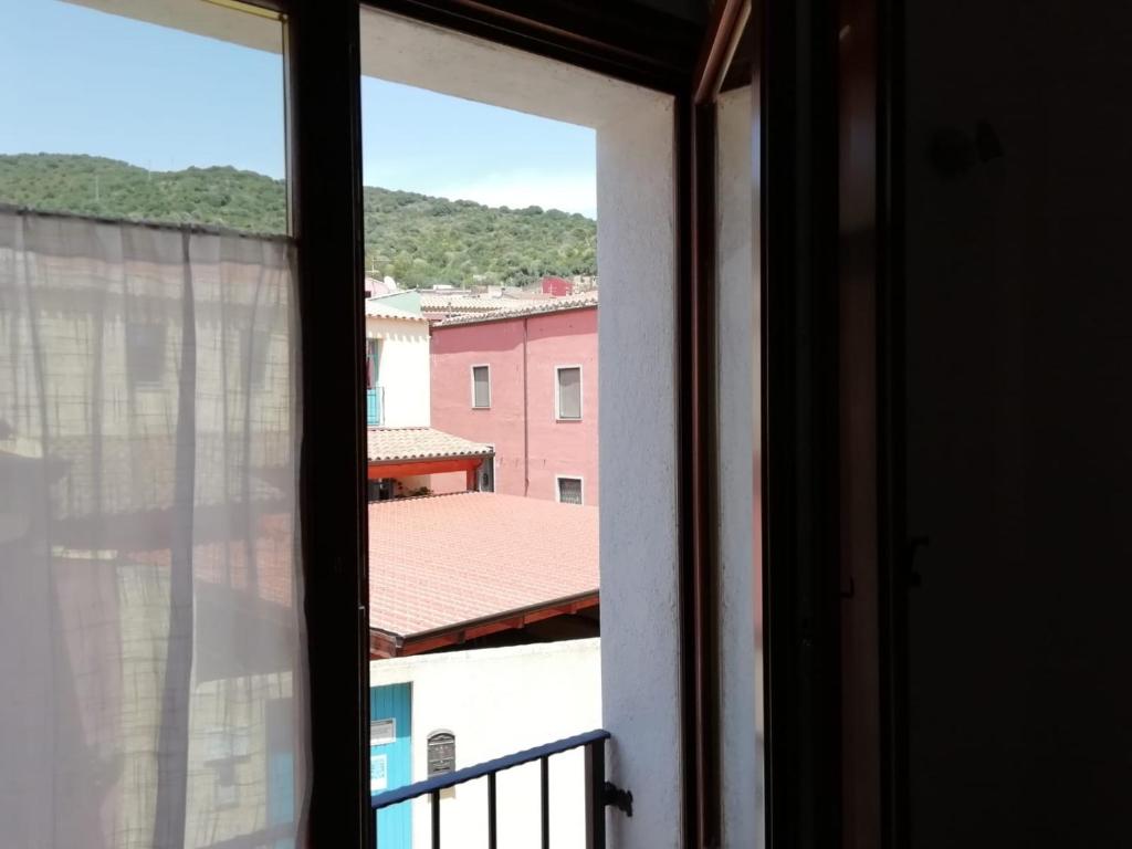 Nespecifikovaný výhled na hory nebo výhled na hory při pohledu z penzionu