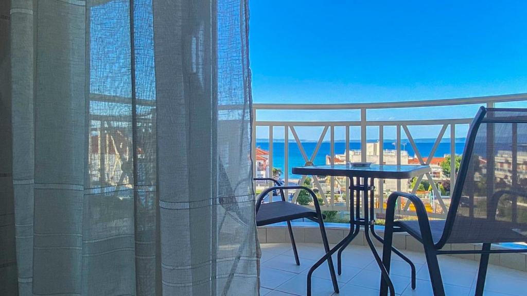 ポリフロノにあるVilla Sea View Chalkidikiの海の景色を望むバルコニー(テーブル、椅子付)