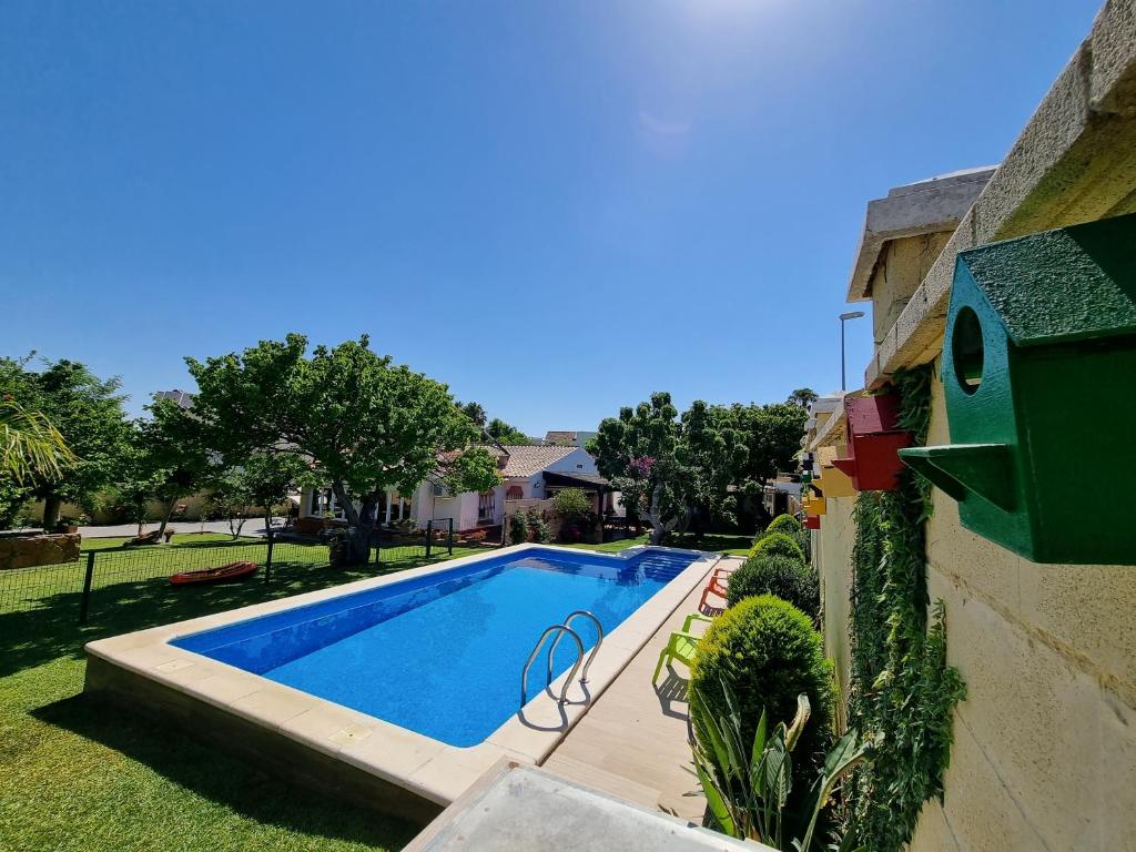 una piscina en el patio de una casa en Carretera Pinar de los Franceses JAZMIN, en Chiclana de la Frontera