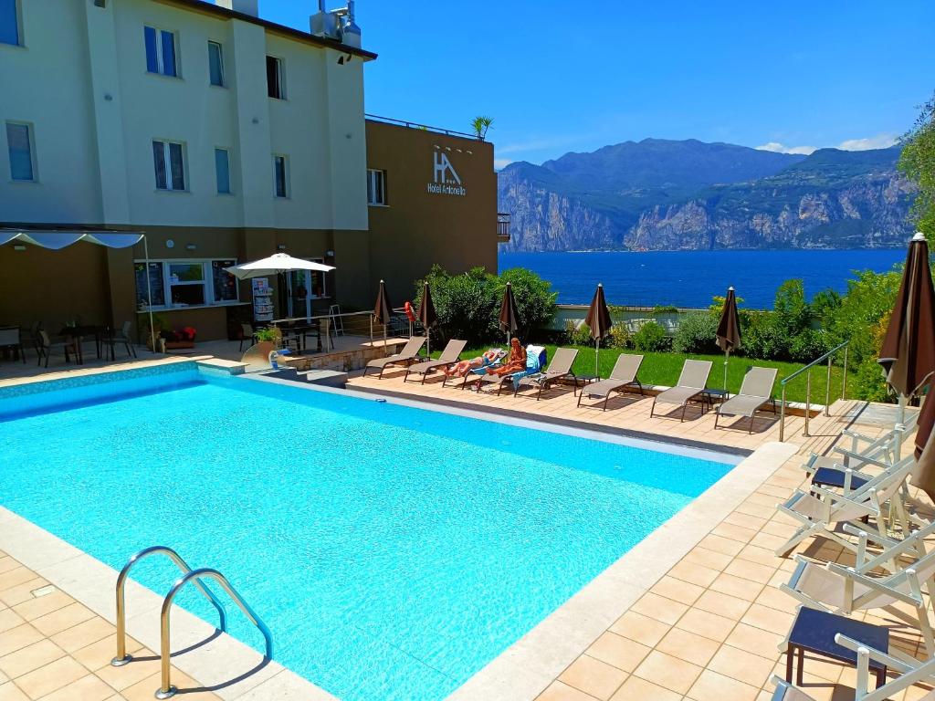 Bazén v ubytování Hotel Antonella nebo v jeho okolí