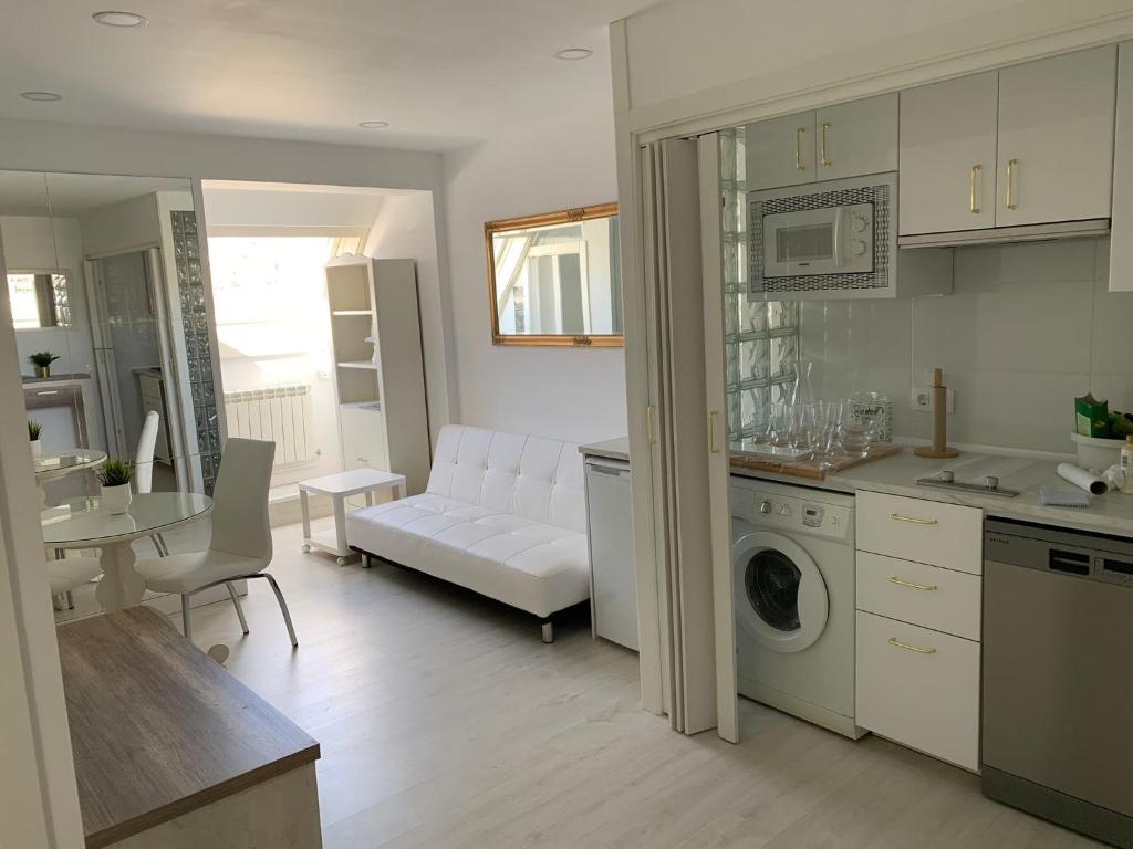 een keuken en een woonkamer met een wasmachine en droger bij SALESAS OVIEDO CENTRO COMERCIAL CORTE NGLES- Apartamento in Oviedo