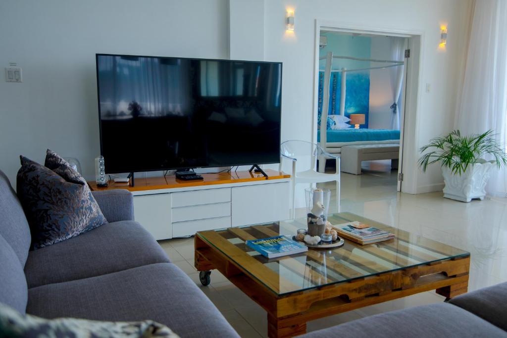 TV a/nebo společenská místnost v ubytování Ocho Rios Penthouse at Whispering Seas