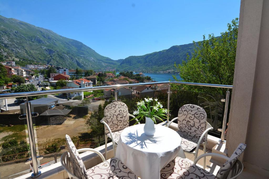 un tavolo e sedie su un balcone con vista di Apartments Olive a Kotor (Cattaro)