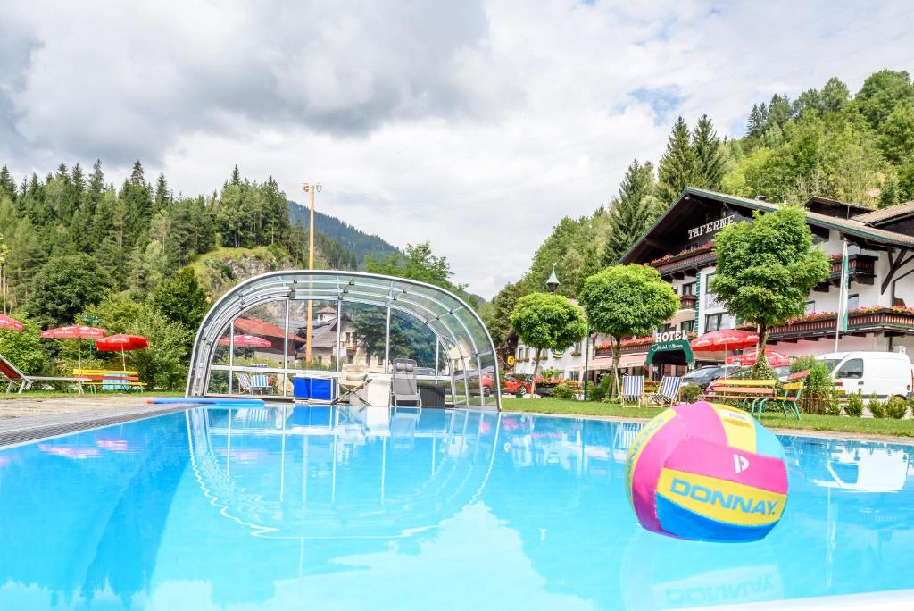 Bazén v ubytování Hotel & Gasthof Taferne nebo v jeho okolí