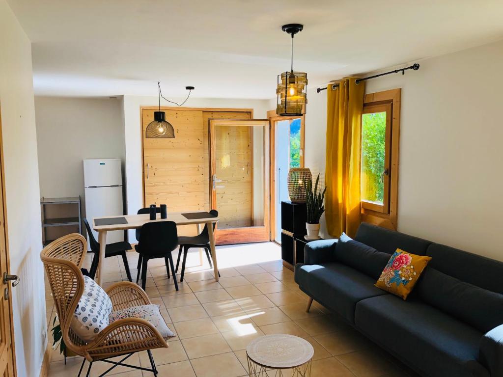 un soggiorno con divano e tavolo di Chalet Cosy a Saint-Gervais-les-Bains