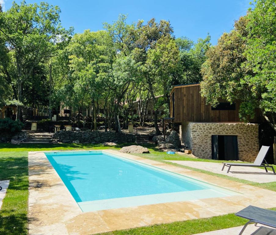 una piscina en el patio de una casa en MAS DEL CA Adult Only en Sorède