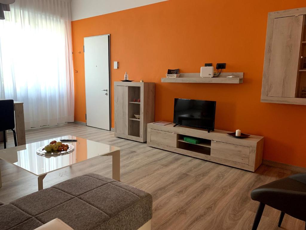 TV a/nebo společenská místnost v ubytování Appartamento Lucia, Lago di Como, Dongo