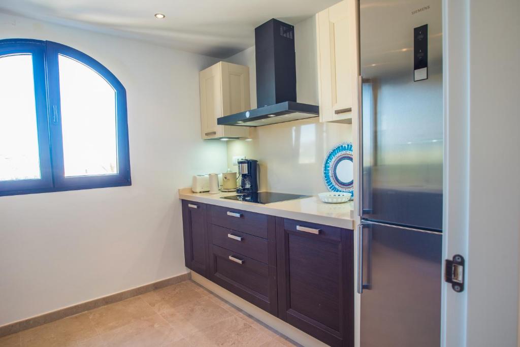 A kitchen or kitchenette at Luxuriöse und großräumige Villa mit Community Pool, Sicht auf das Mittelmeer sowie dem Mar Menor, La Manga Club