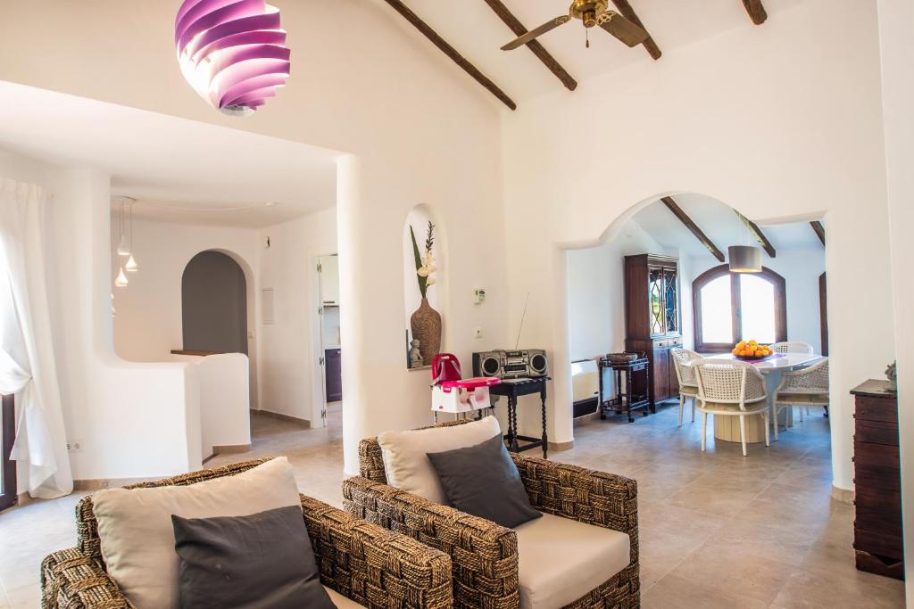 A seating area at Luxuriöse und großräumige Villa mit Community Pool, Sicht auf das Mittelmeer sowie dem Mar Menor, La Manga Club
